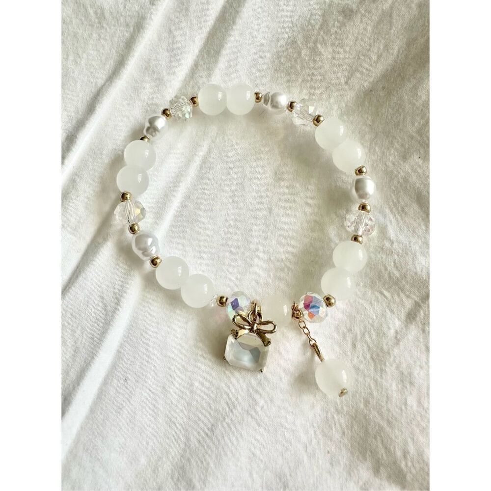 Iridescent and white color beaded jewel charm bracelet